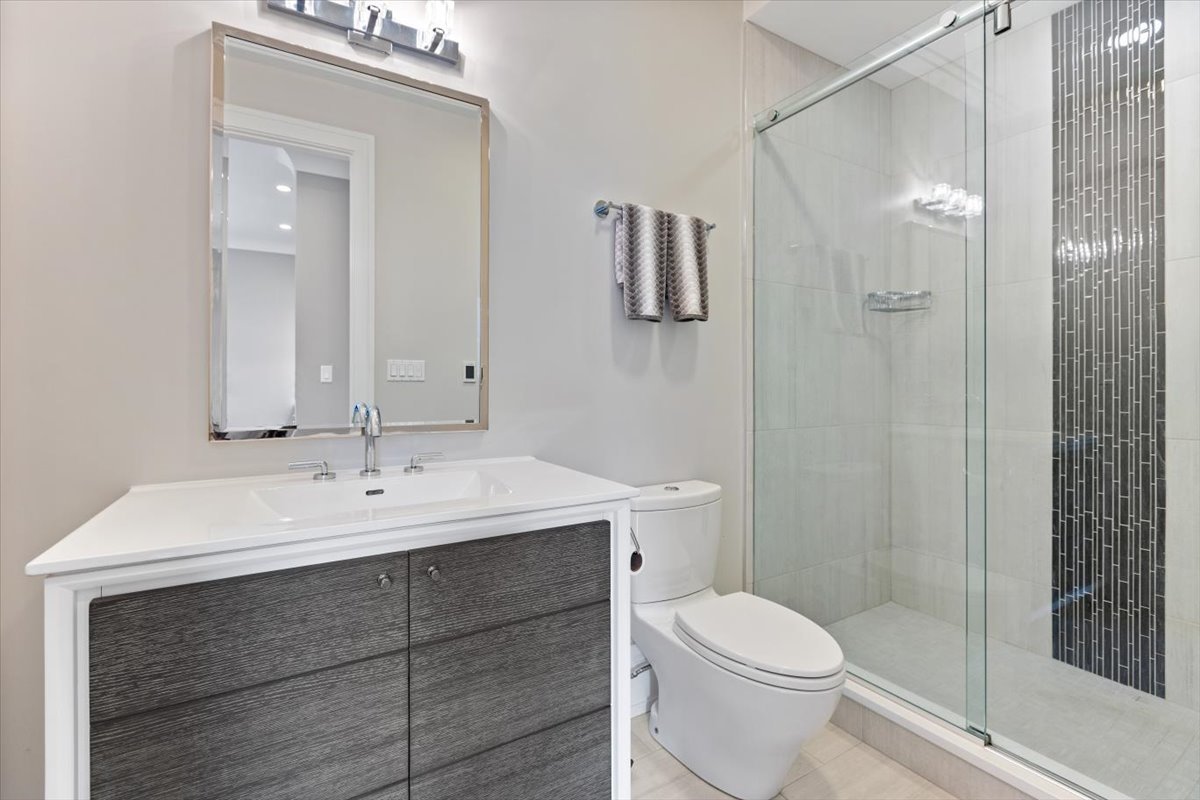 2138 N Seminary Avenue