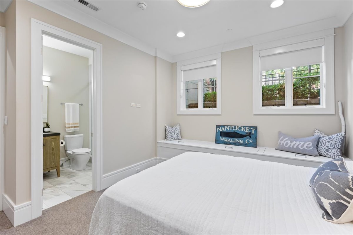 2138 N Seminary Avenue