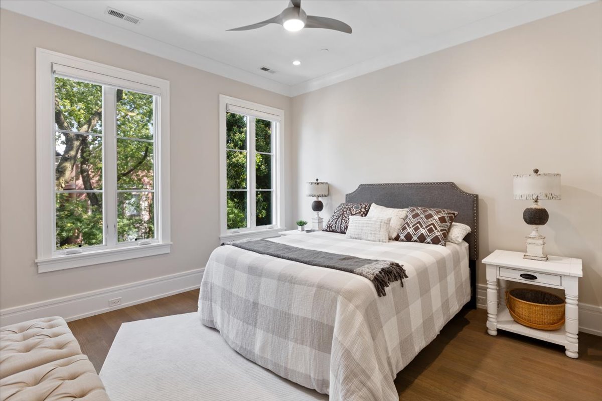 2138 N Seminary Avenue