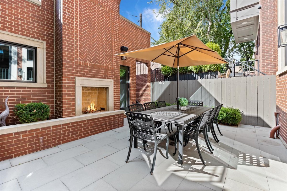 2138 N Seminary Avenue