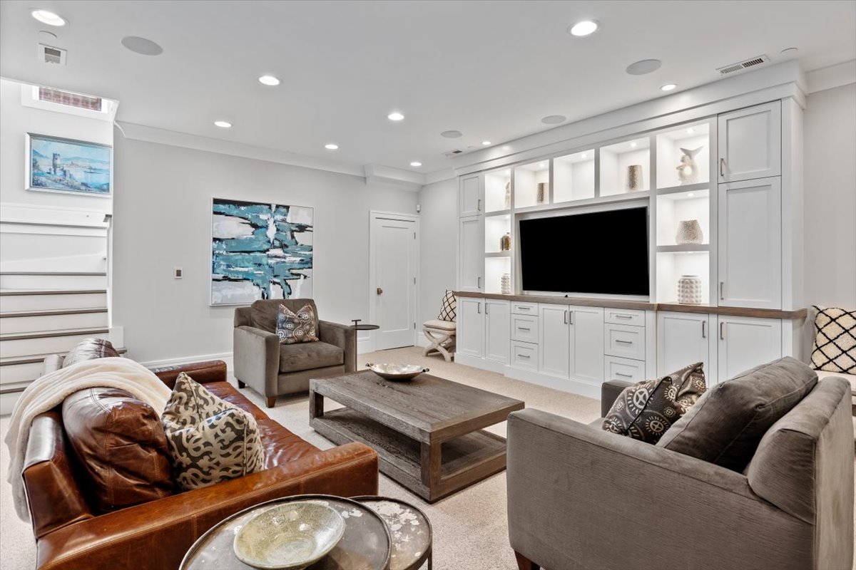 2138 N Seminary Avenue