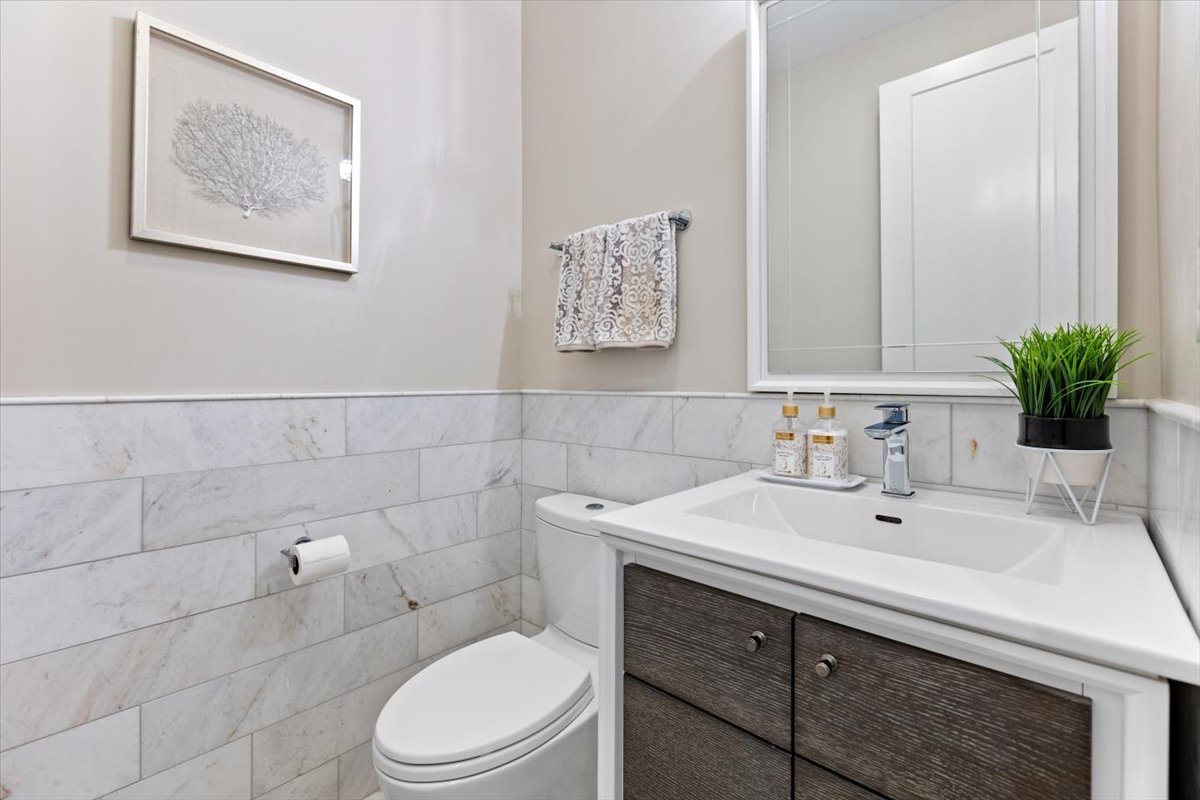 2138 N Seminary Avenue