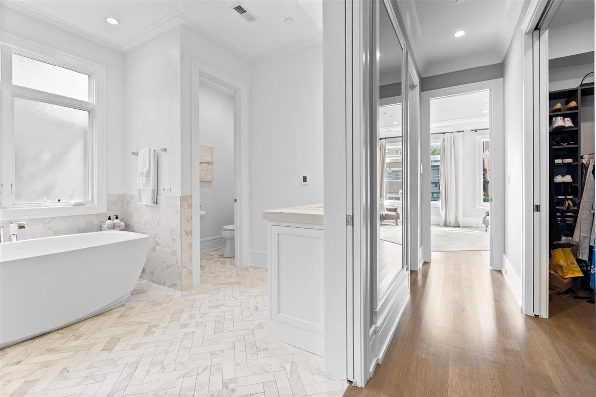 2138 N Seminary Avenue