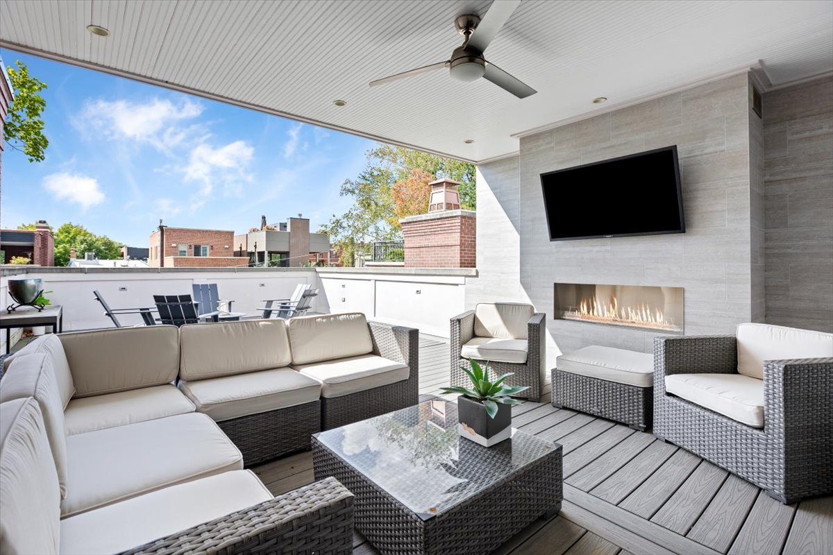 2138 N Seminary Avenue