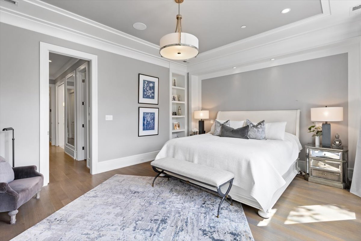 2138 N Seminary Avenue