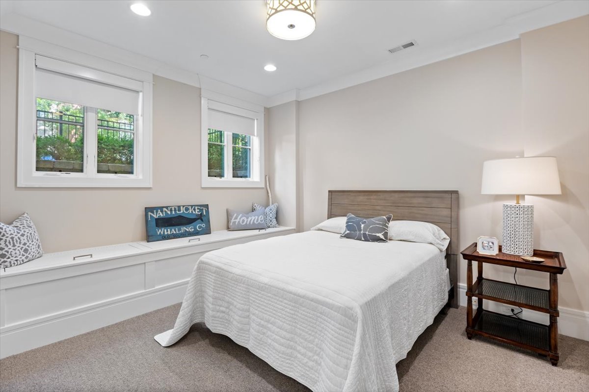 2138 N Seminary Avenue