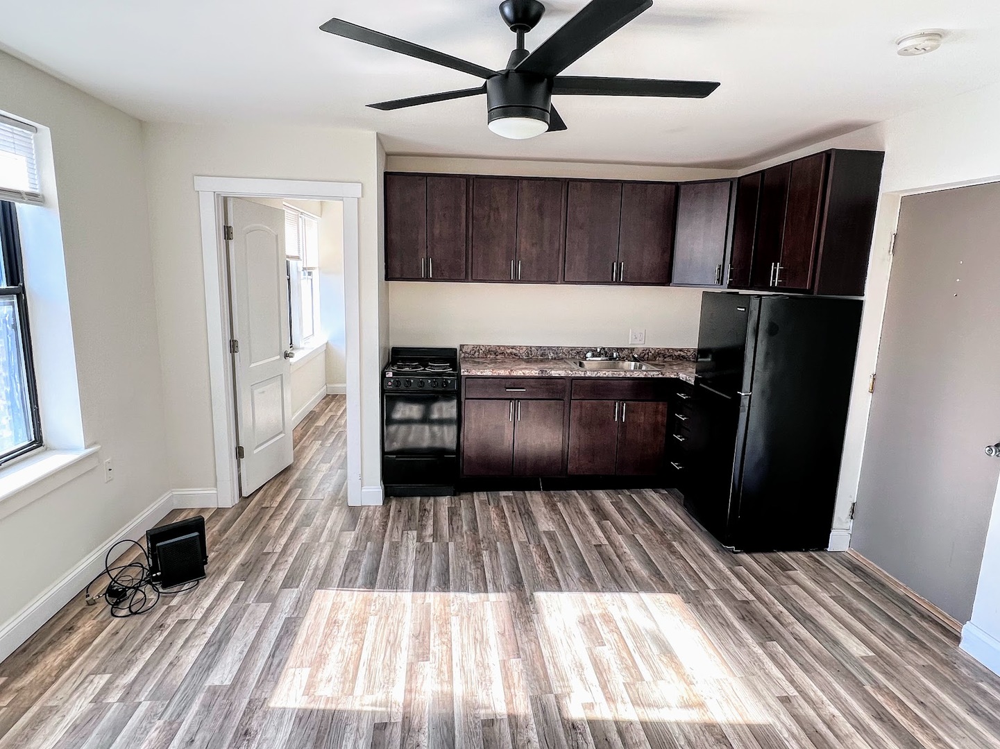 3933 N Clarendon Avenue Unit: 411