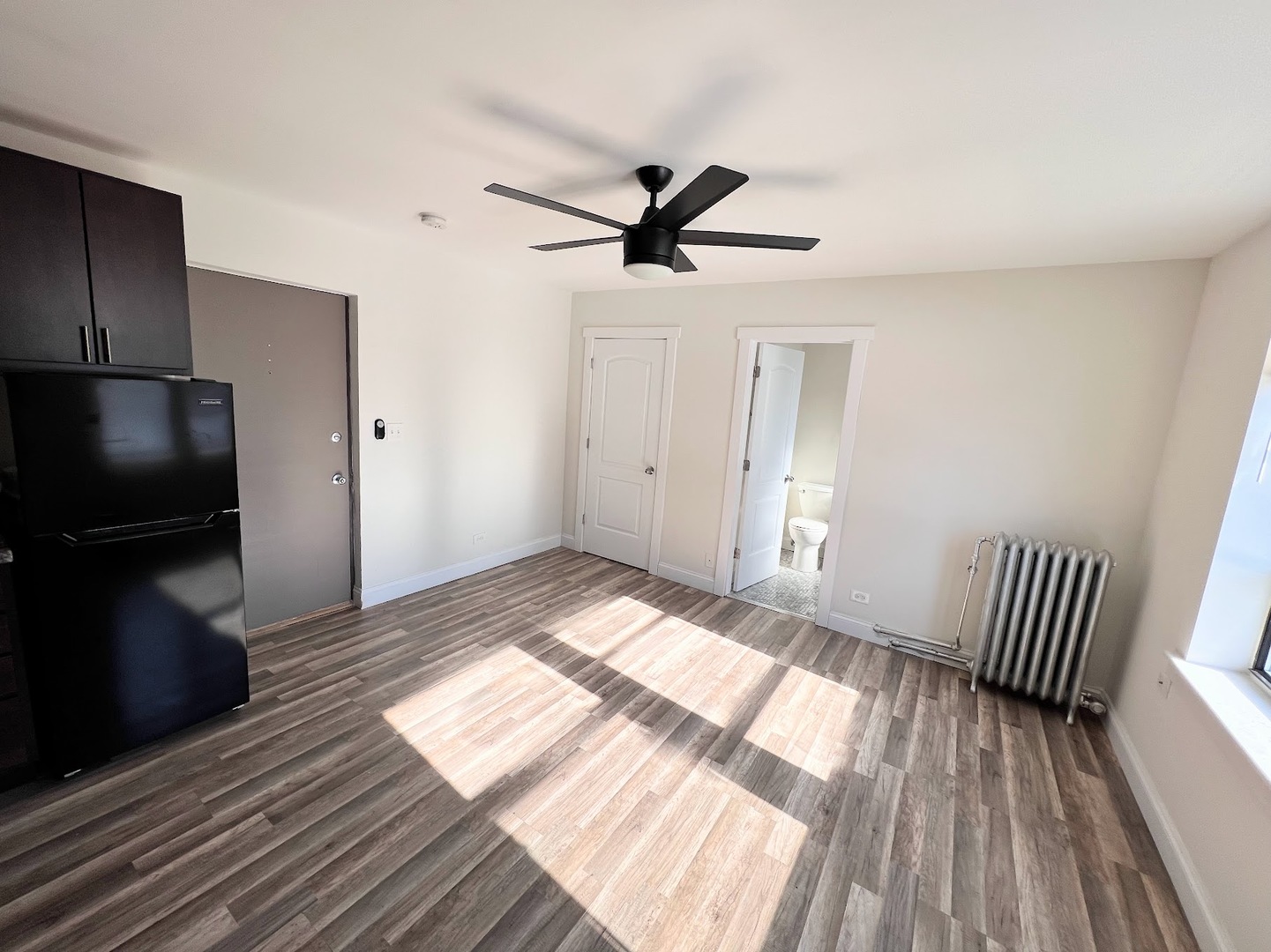 3933 N Clarendon Avenue Unit: 411