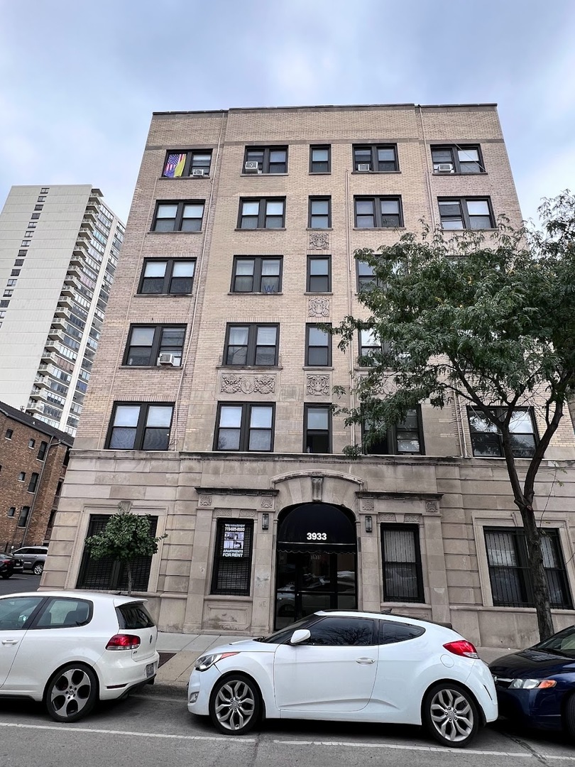 3933 N Clarendon Avenue Unit: 411