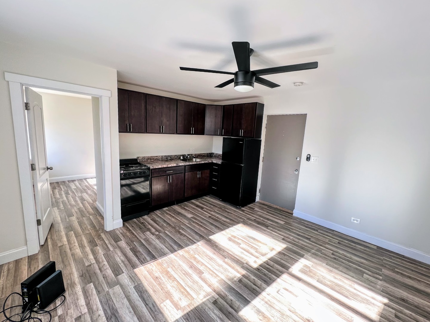 3933 N Clarendon Avenue Unit: 411