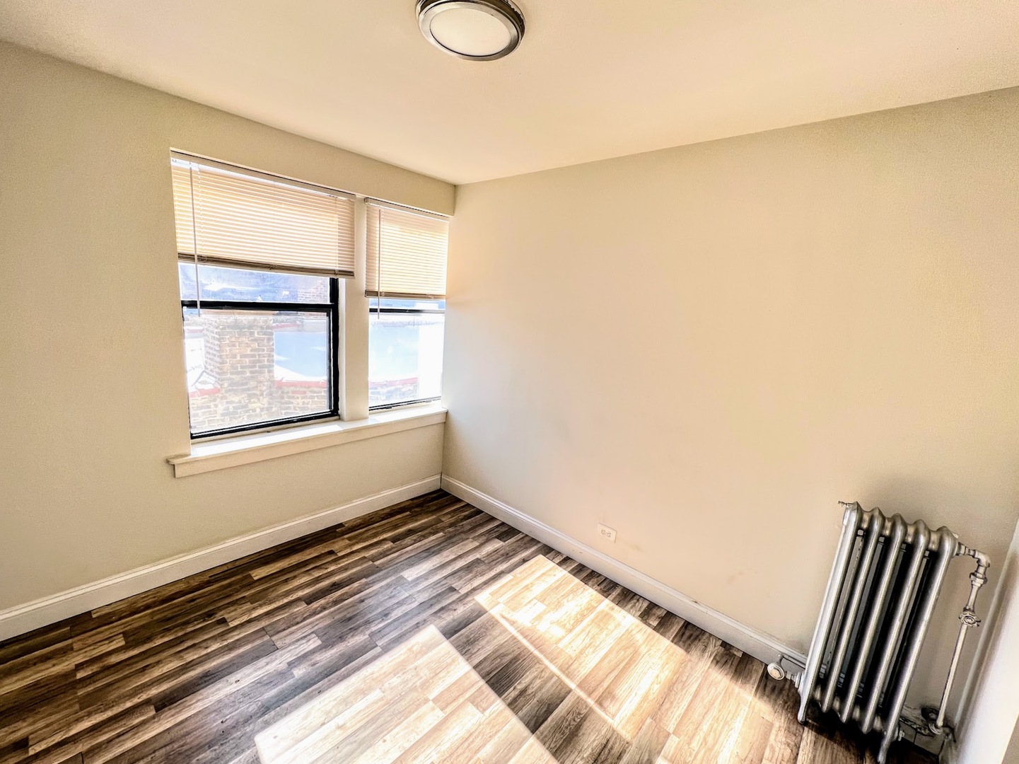 3933 N Clarendon Avenue Unit: 411
