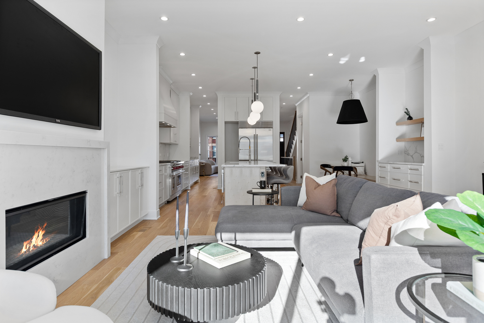 2433 W Cuyler Avenue