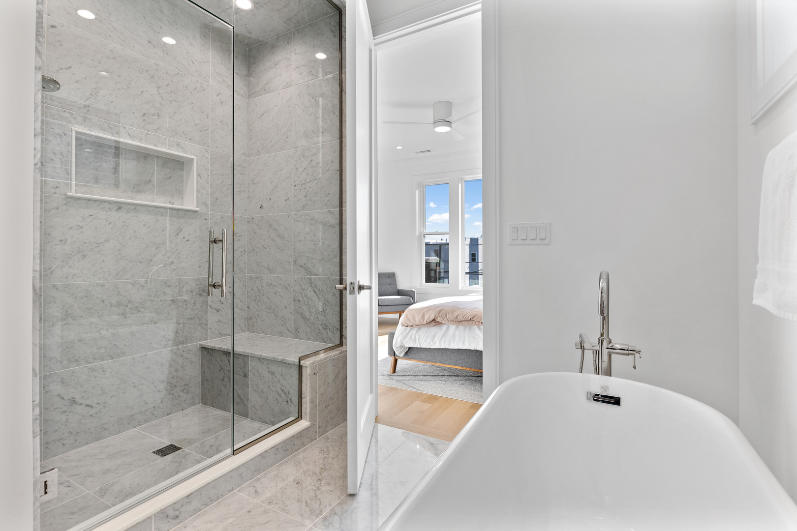 2433 W Cuyler Avenue