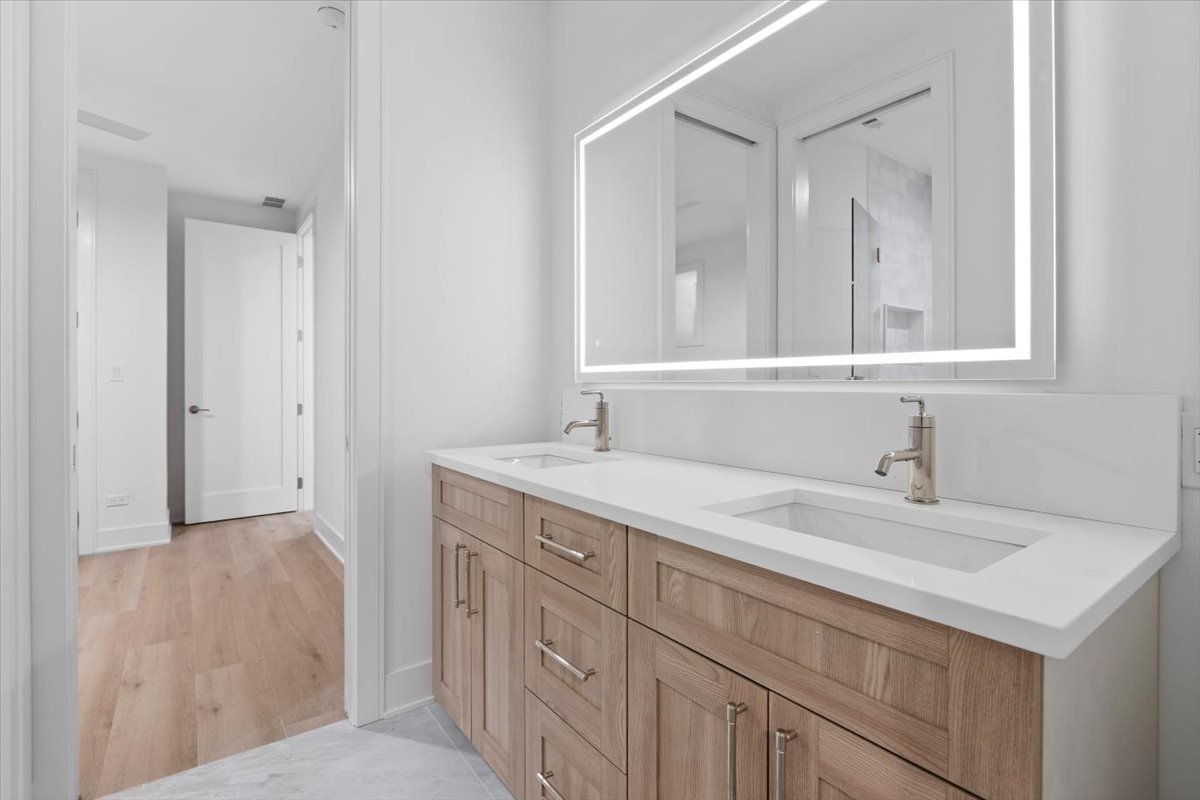 2433 W Cuyler Avenue