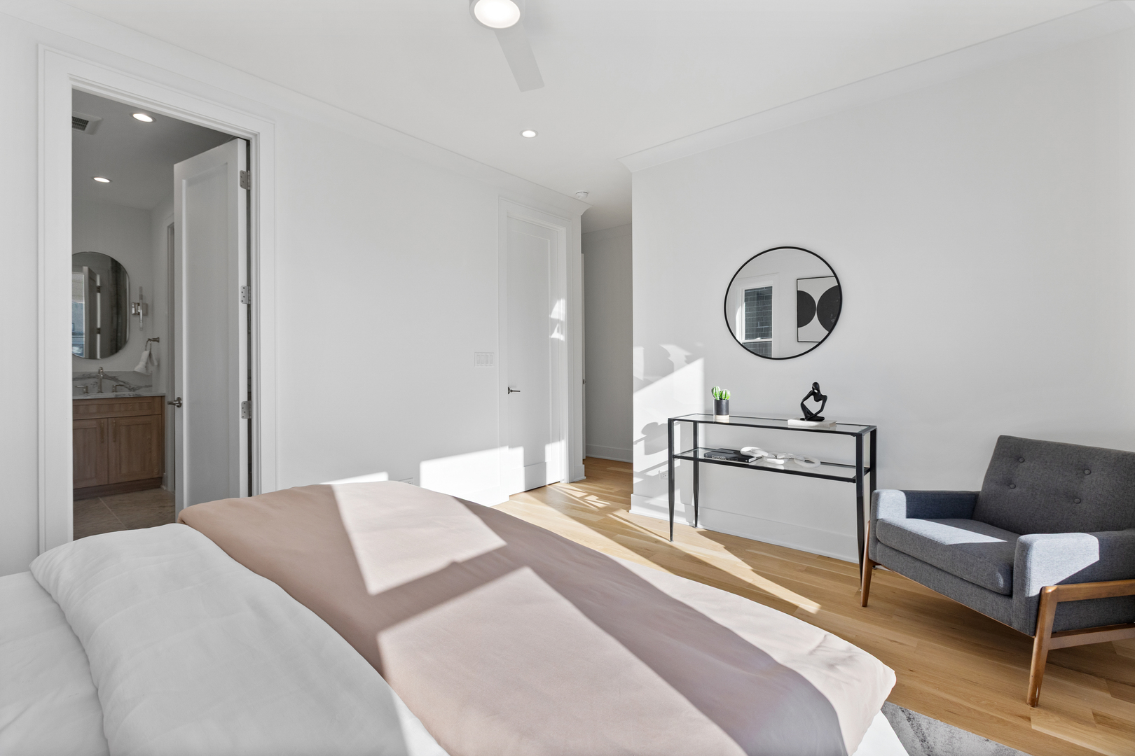 2433 W Cuyler Avenue