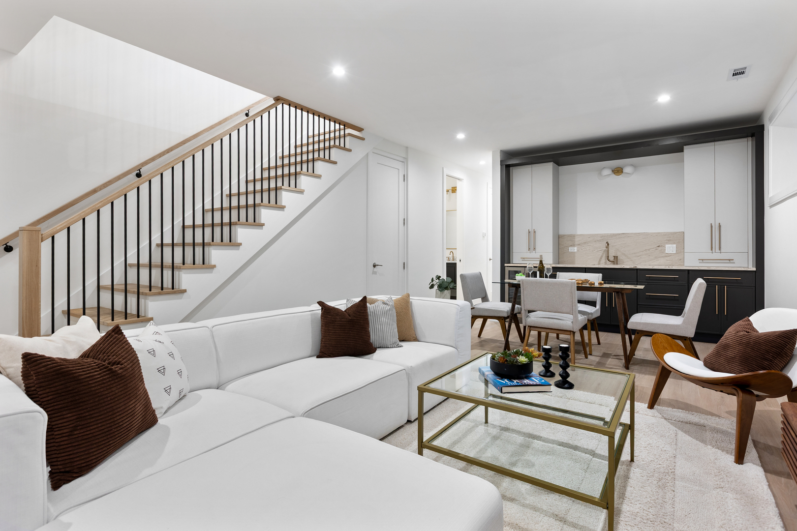 2433 W Cuyler Avenue