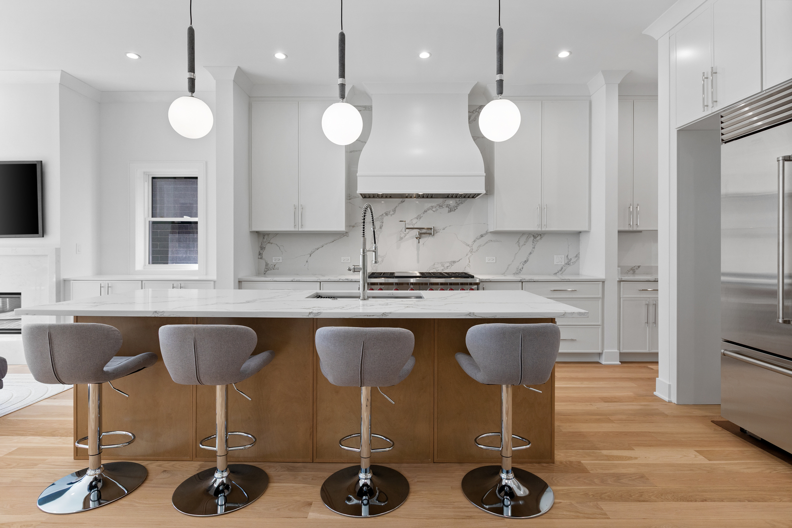 2433 W Cuyler Avenue