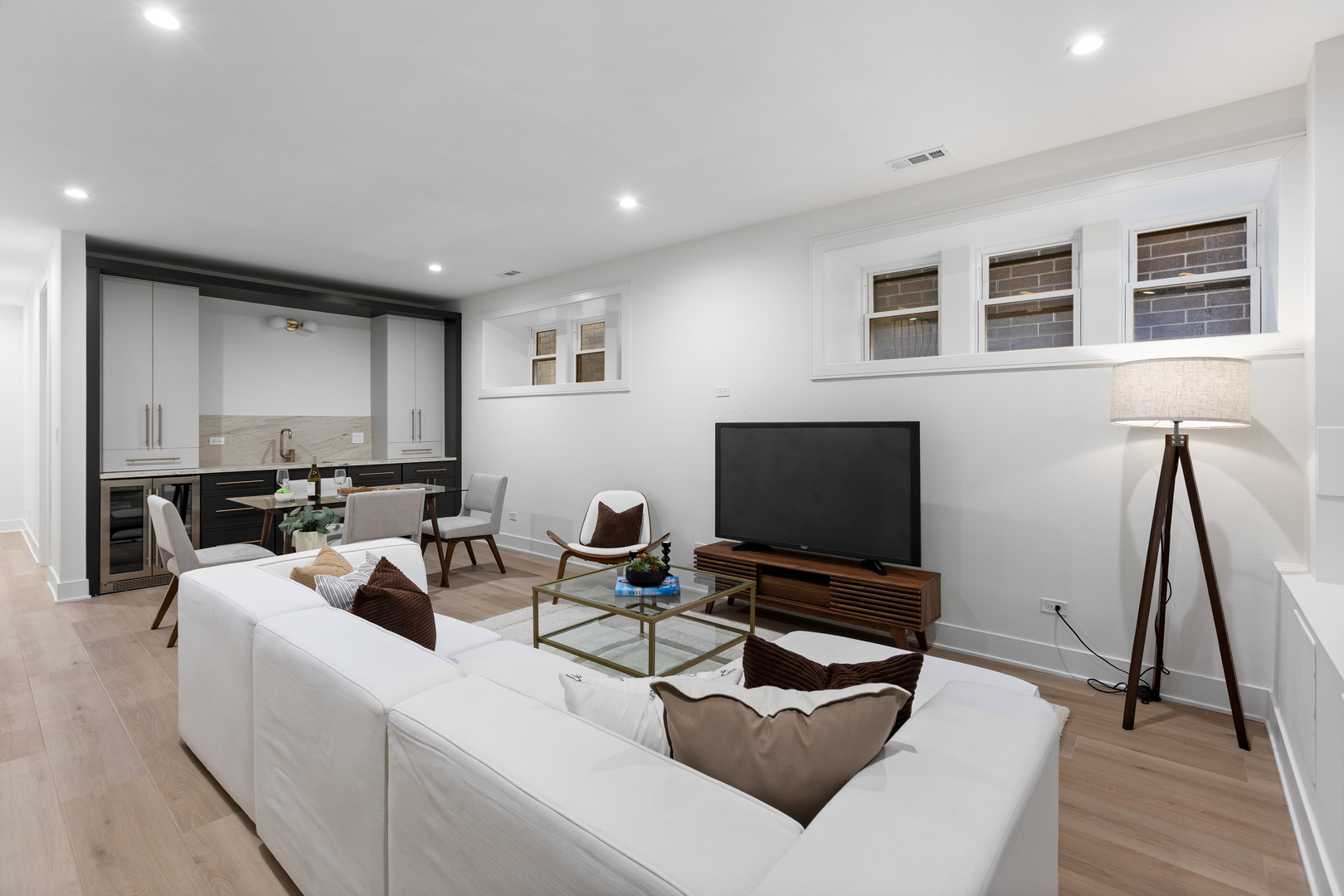 2433 W Cuyler Avenue