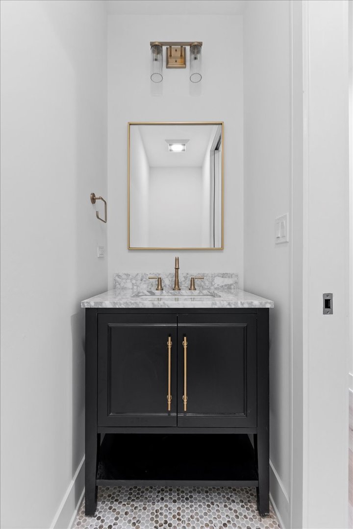 2433 W Cuyler Avenue