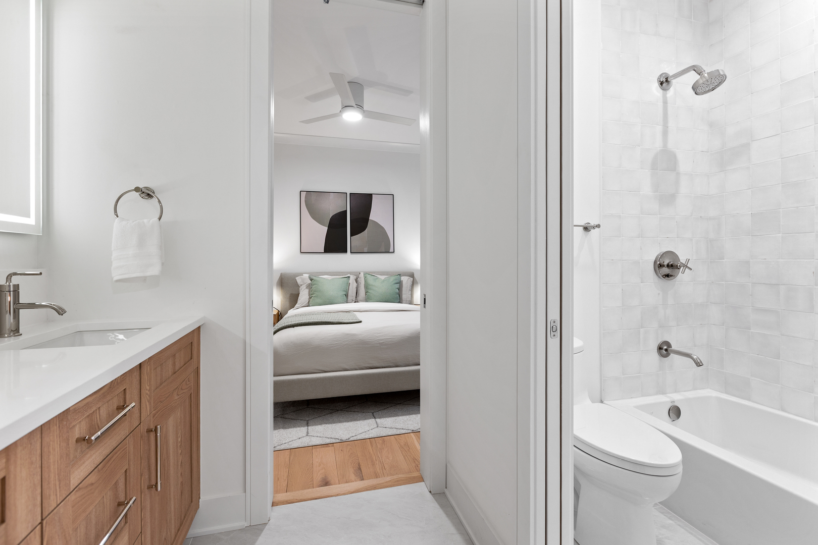 2433 W Cuyler Avenue