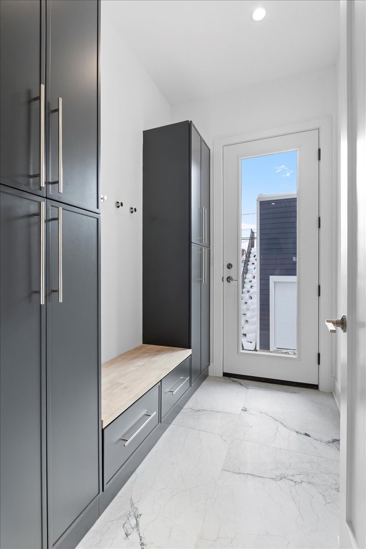 2433 W Cuyler Avenue