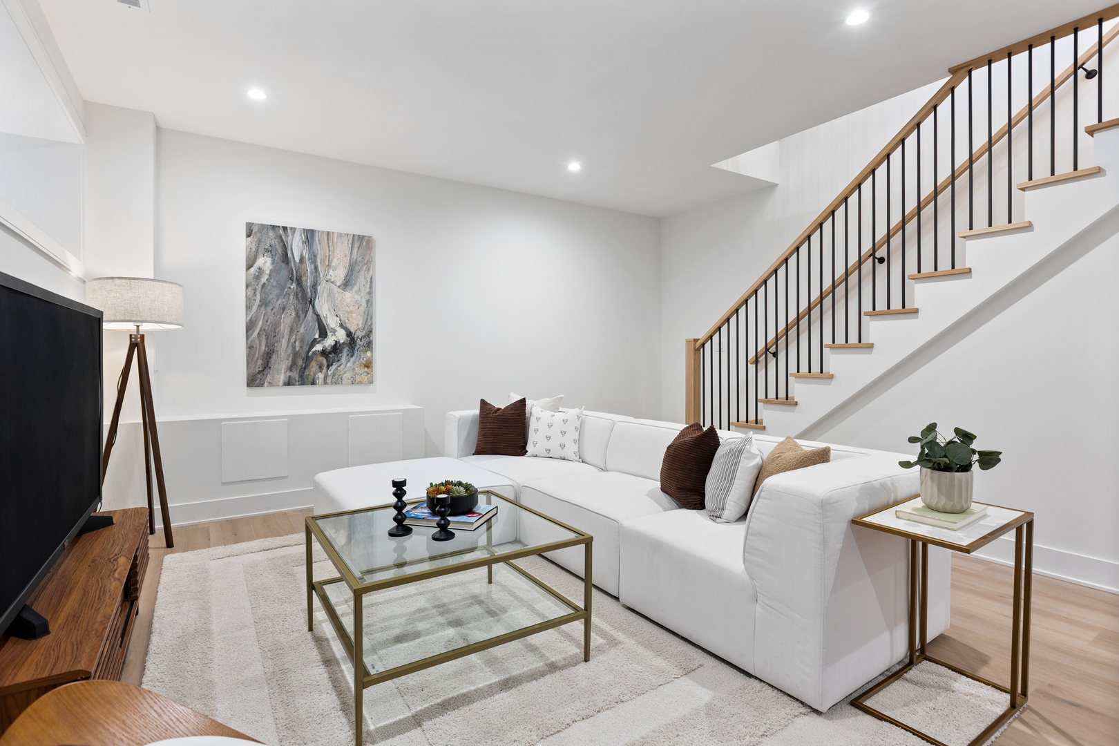 2433 W Cuyler Avenue