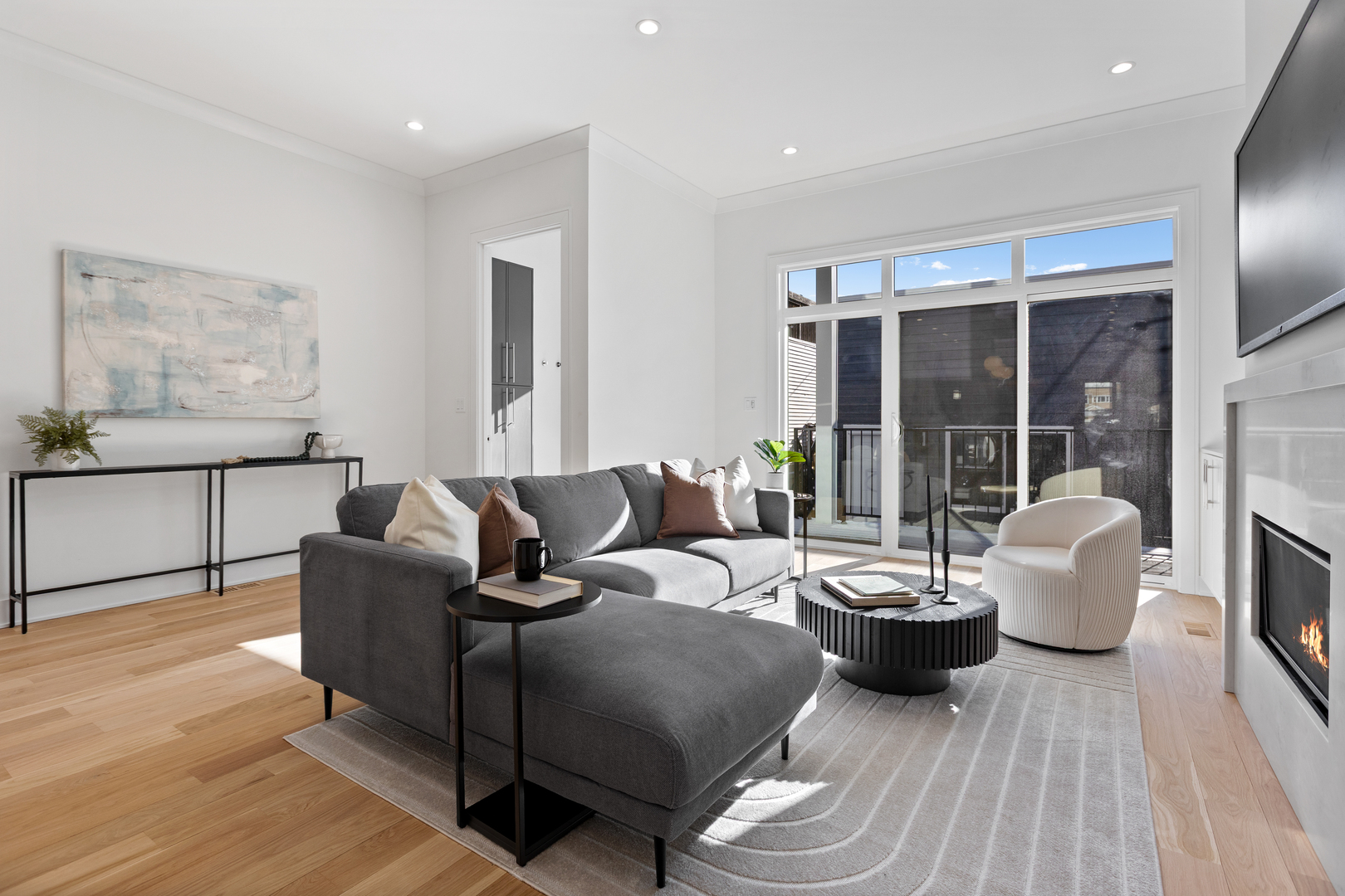 2433 W Cuyler Avenue