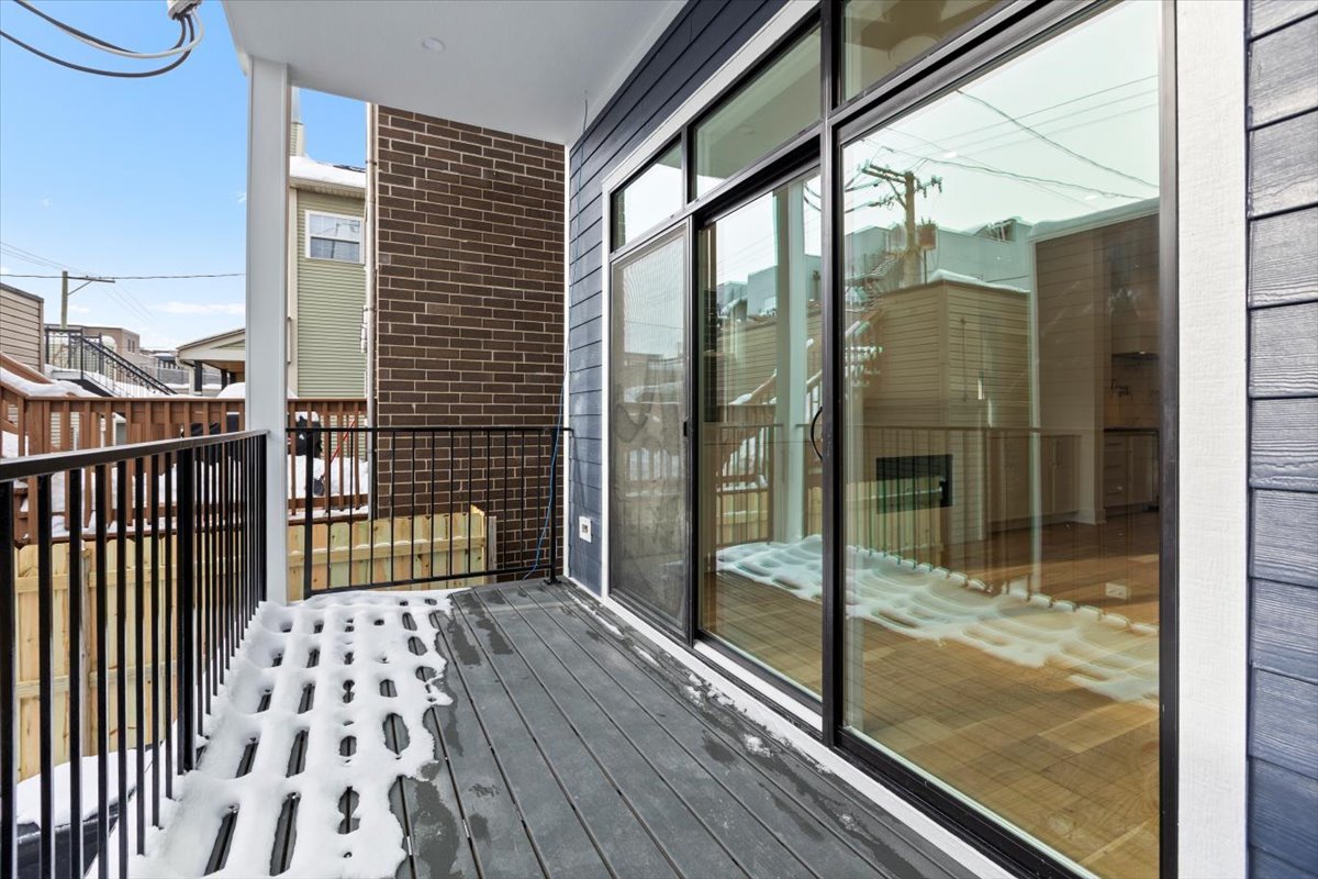 2433 W Cuyler Avenue