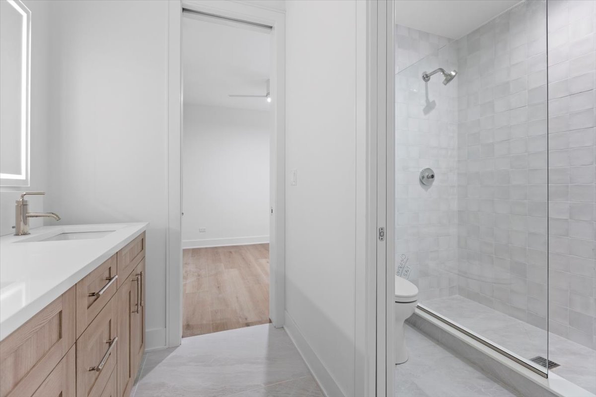 2433 W Cuyler Avenue