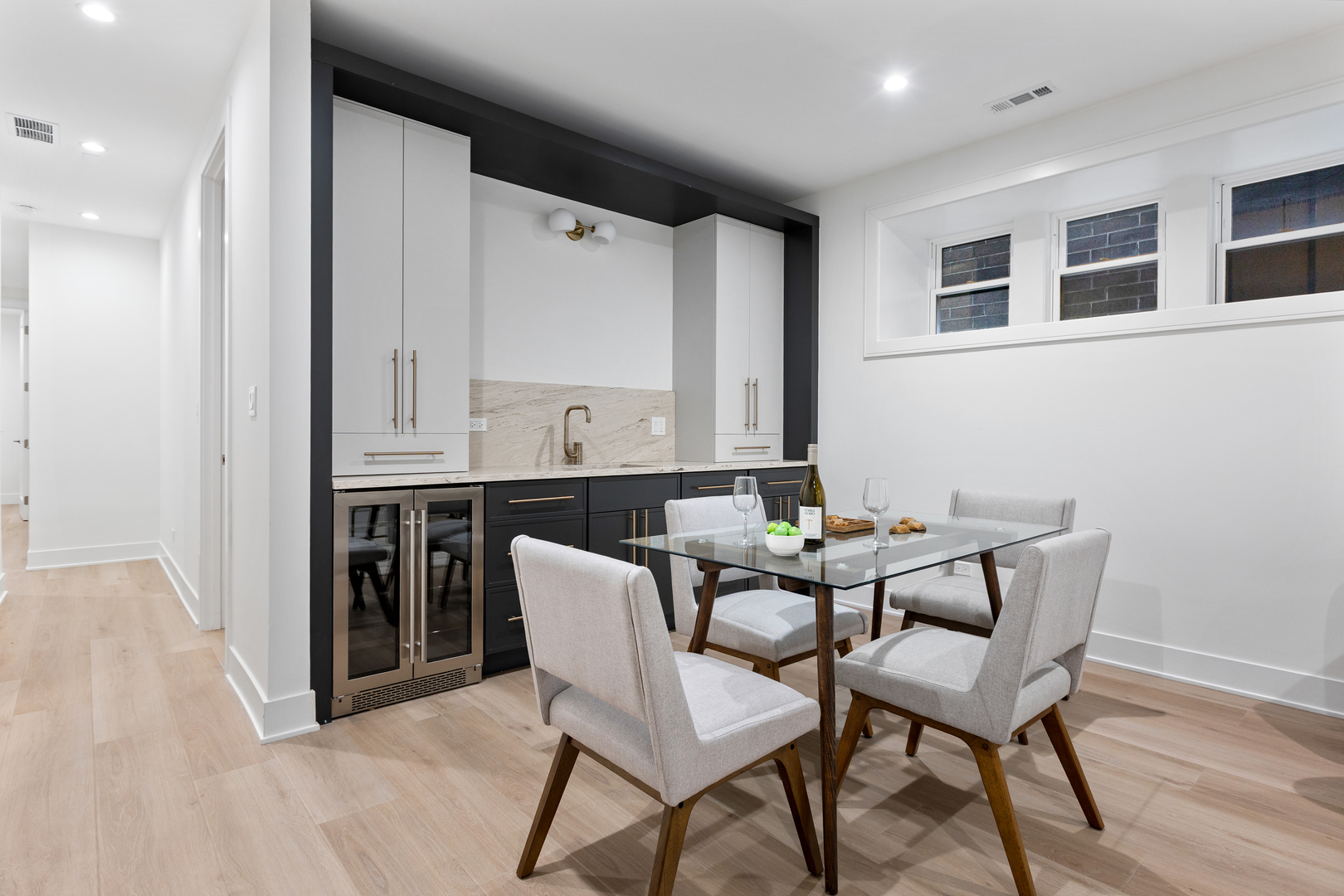 2433 W Cuyler Avenue