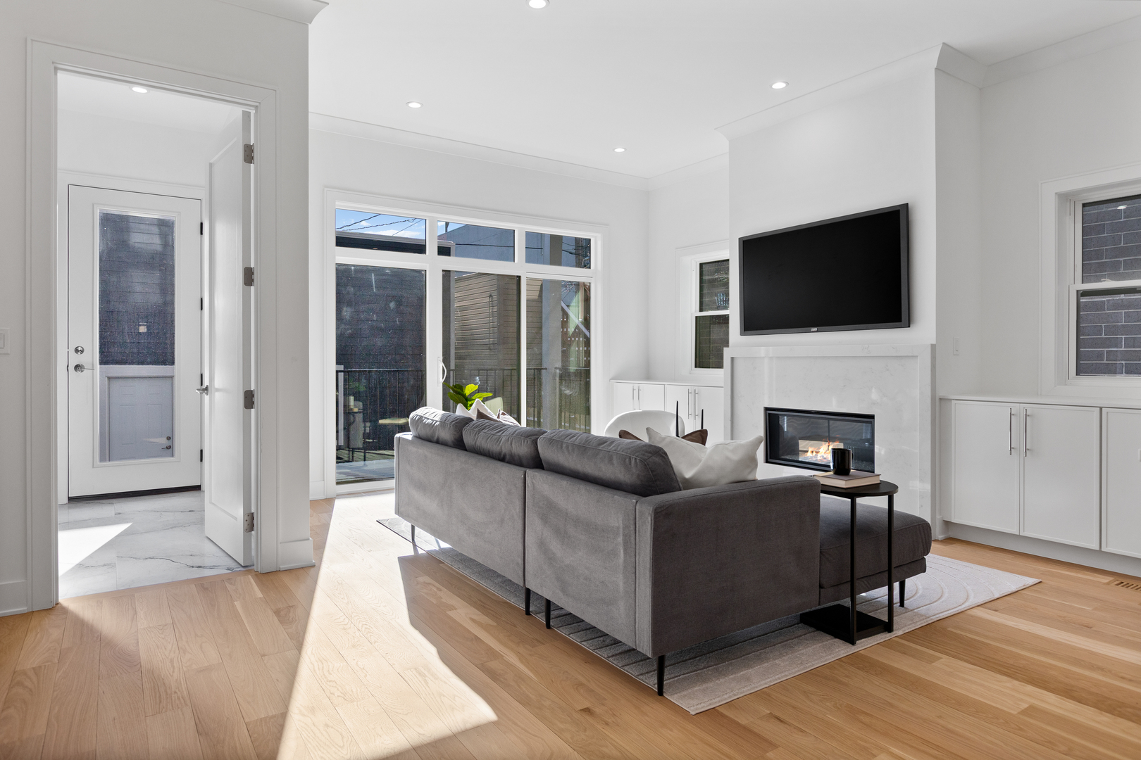 2433 W Cuyler Avenue