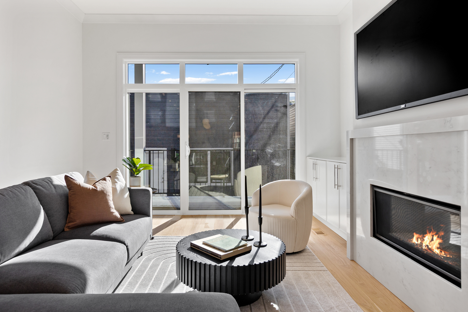 2433 W Cuyler Avenue