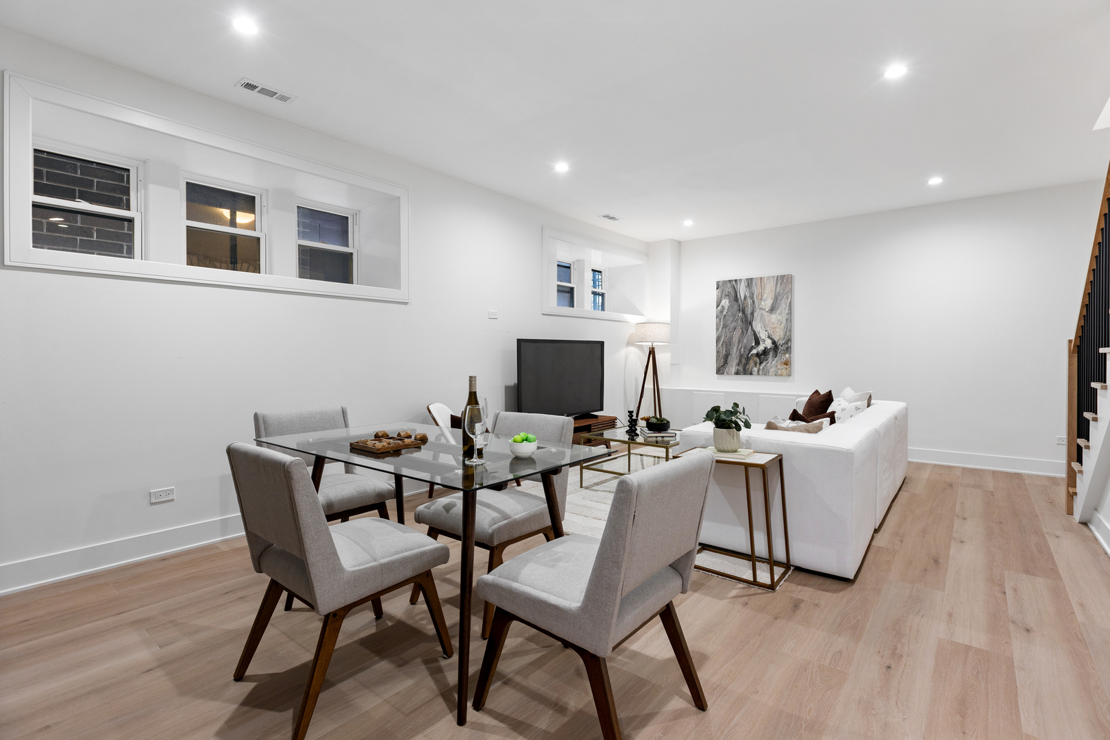 2433 W Cuyler Avenue