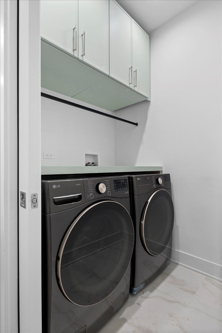 2433 W Cuyler Avenue