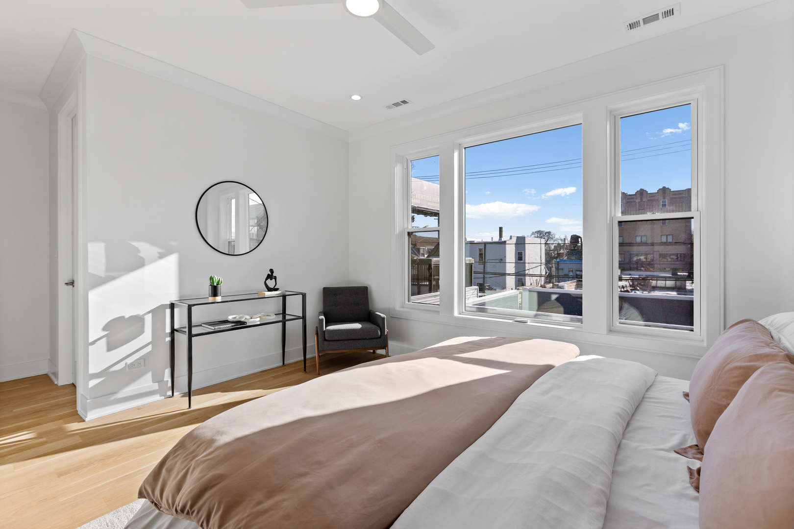 2433 W Cuyler Avenue