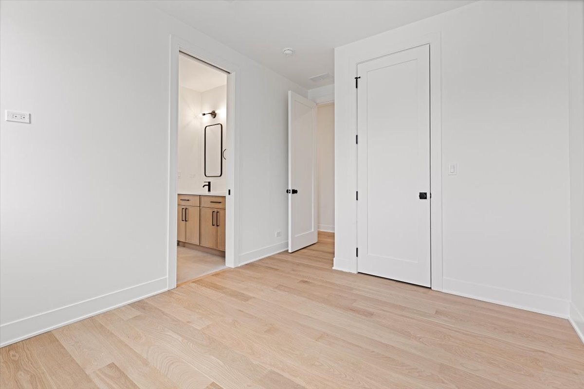 1964 W Farragut Avenue