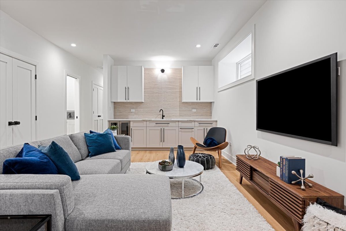 1964 W Farragut Avenue