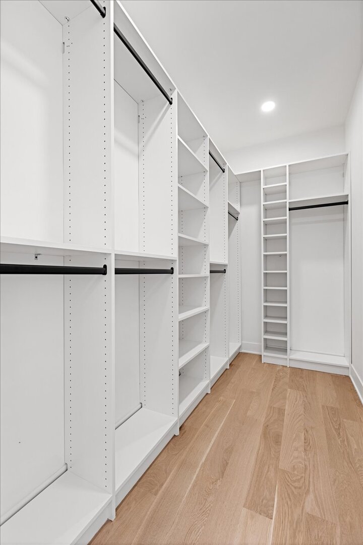 1964 W Farragut Avenue