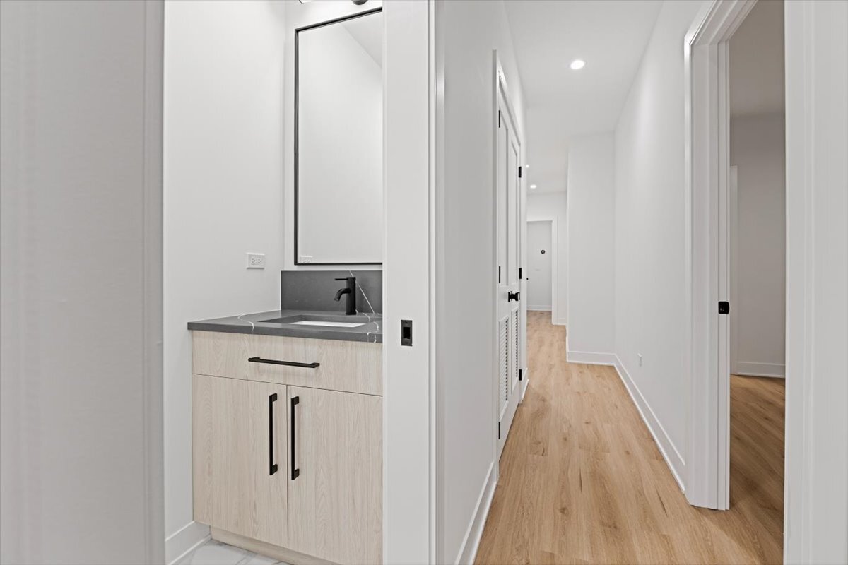 1964 W Farragut Avenue