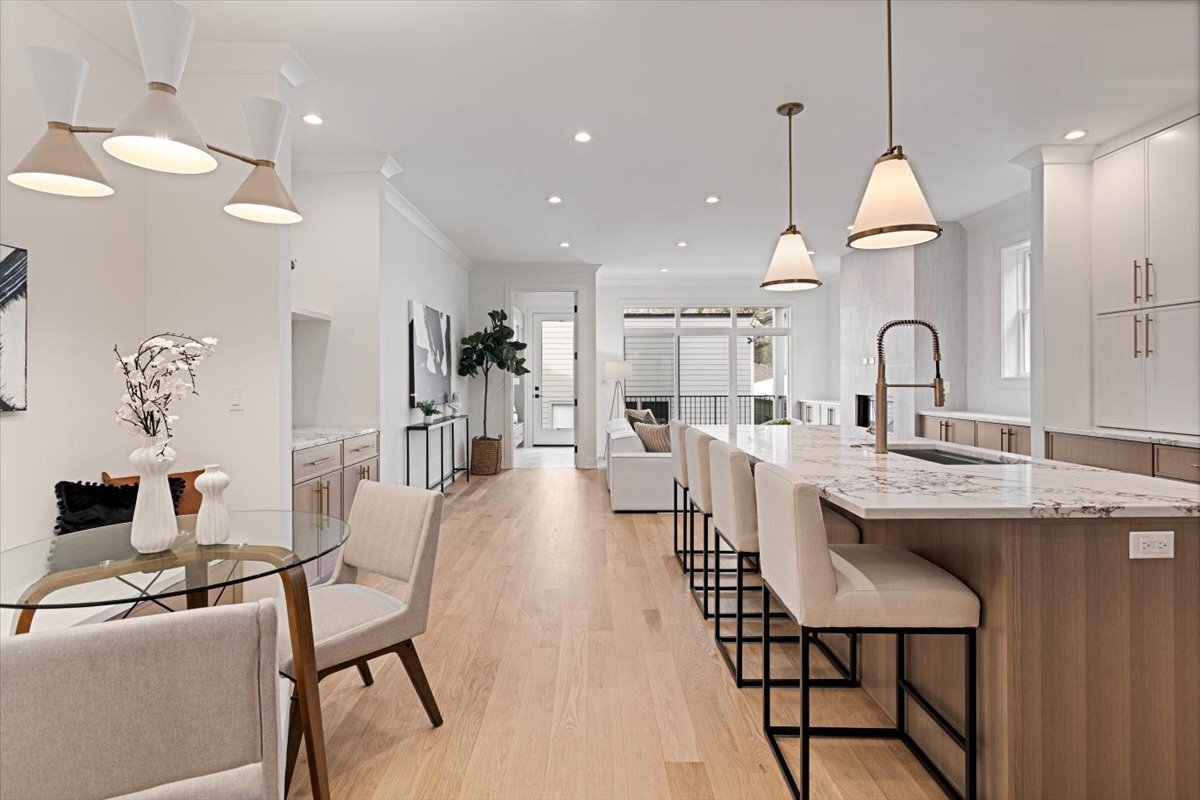 1964 W Farragut Avenue