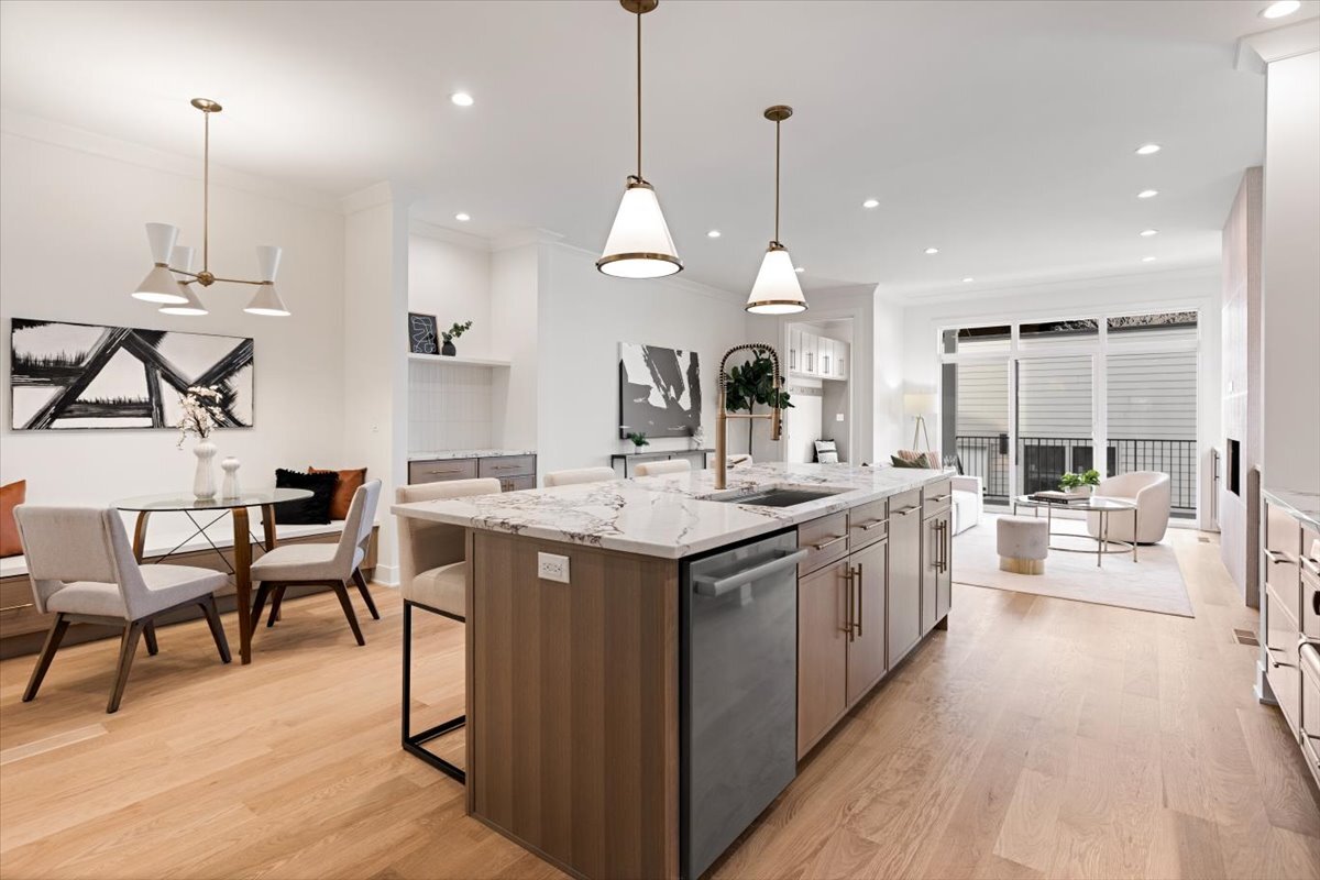 1964 W Farragut Avenue