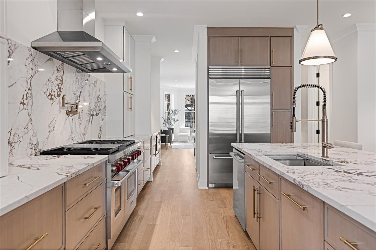 1964 W Farragut Avenue