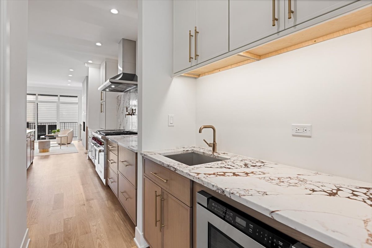 1964 W Farragut Avenue