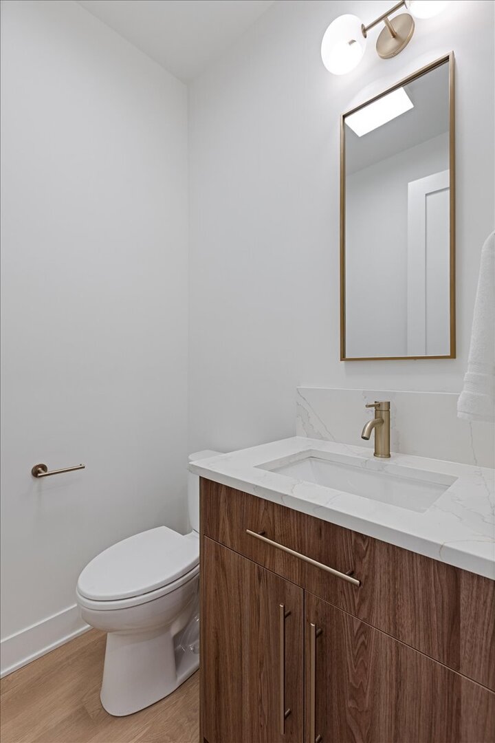 1964 W Farragut Avenue