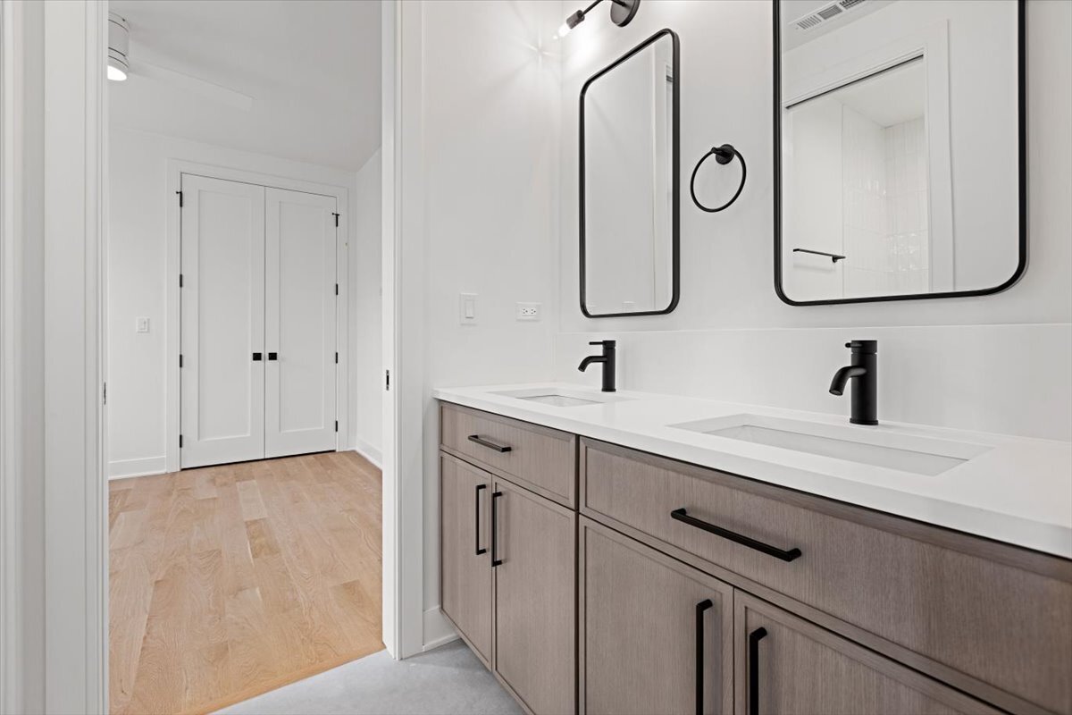 1964 W Farragut Avenue