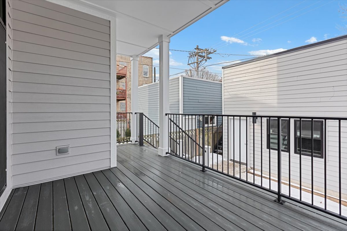 1964 W Farragut Avenue