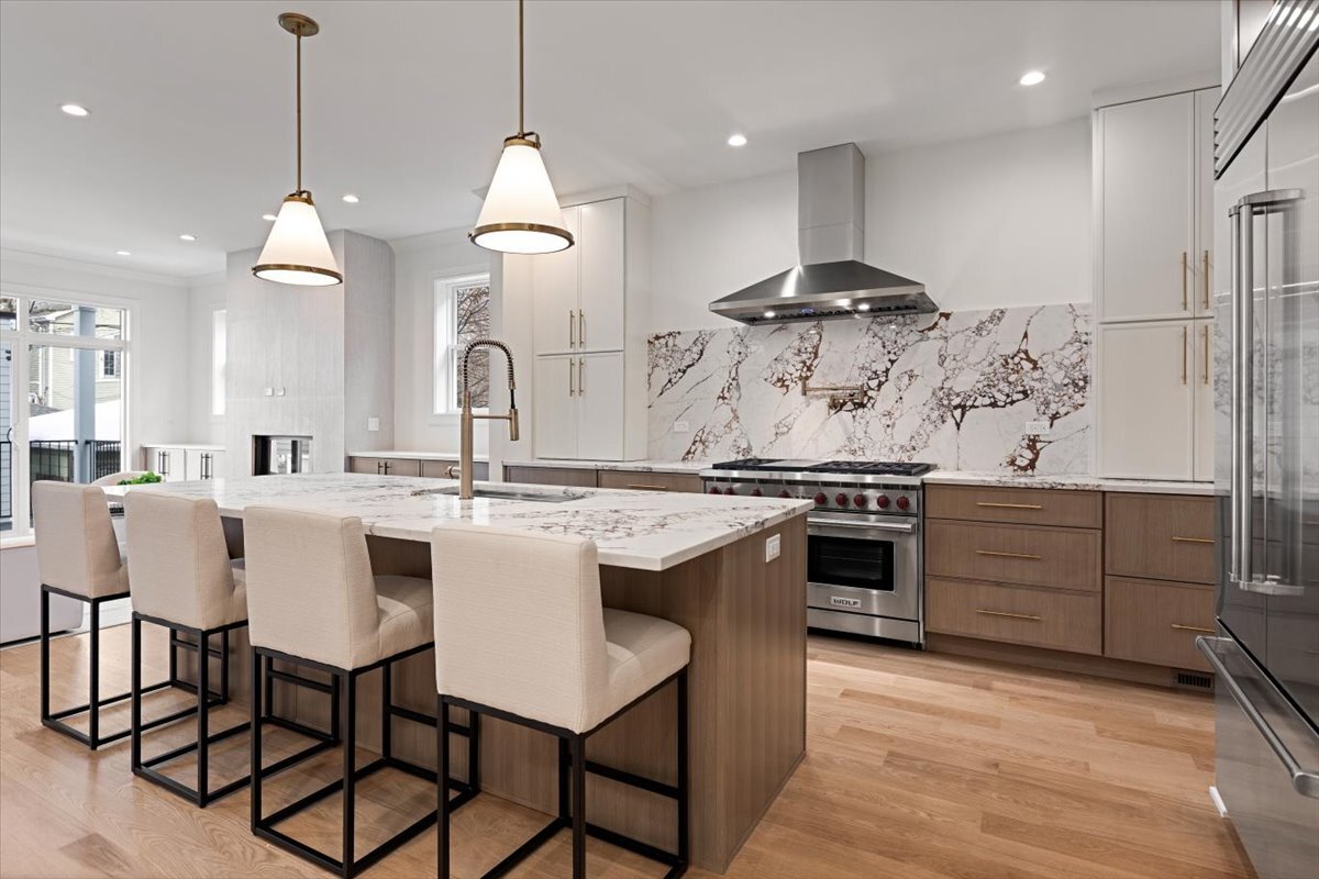 1964 W Farragut Avenue