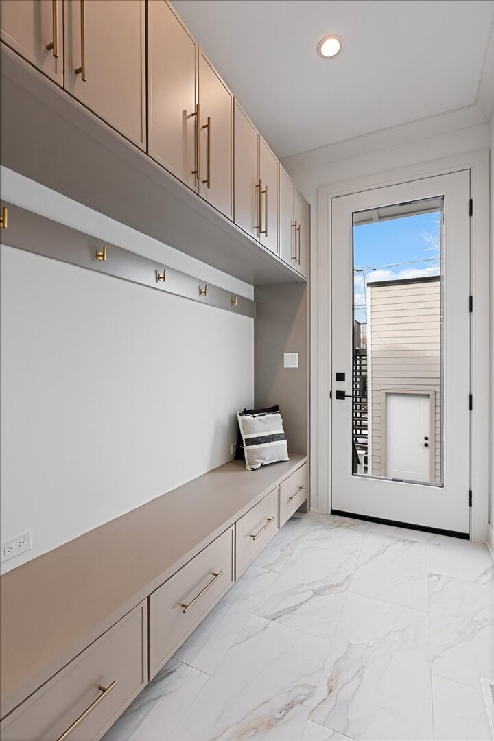 1964 W Farragut Avenue