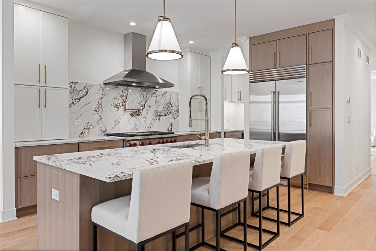 1964 W Farragut Avenue