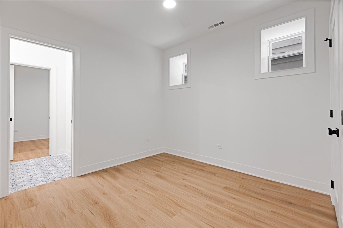 1964 W Farragut Avenue